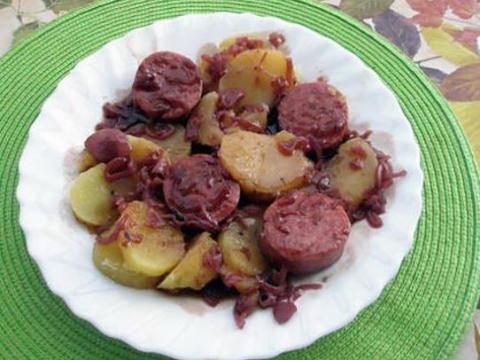 SAUCISSON de LYON au Beaujolais et pommes vapeurs